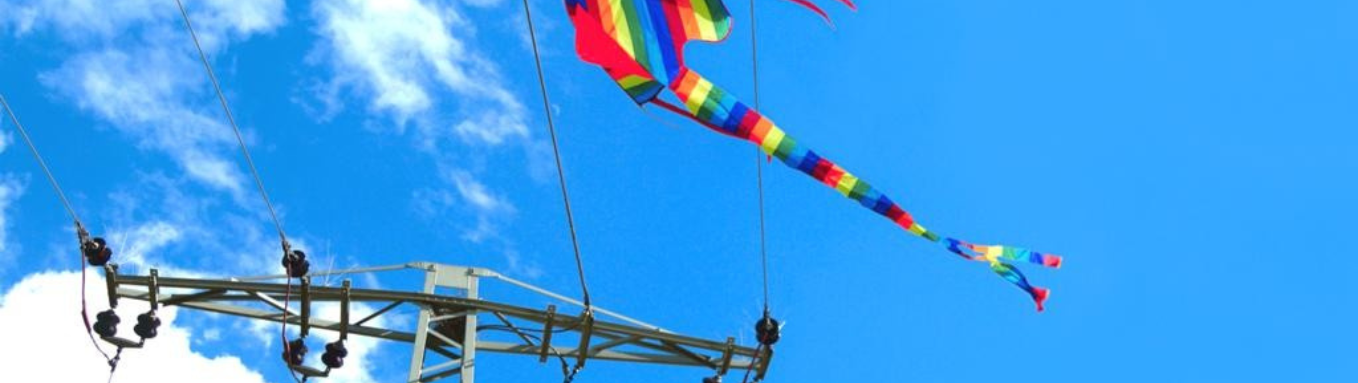 Incidentes com pipas na rede elétrica das cidades de Guarujá e Peruíbe aumentam, aponta Neoenergia Elektro